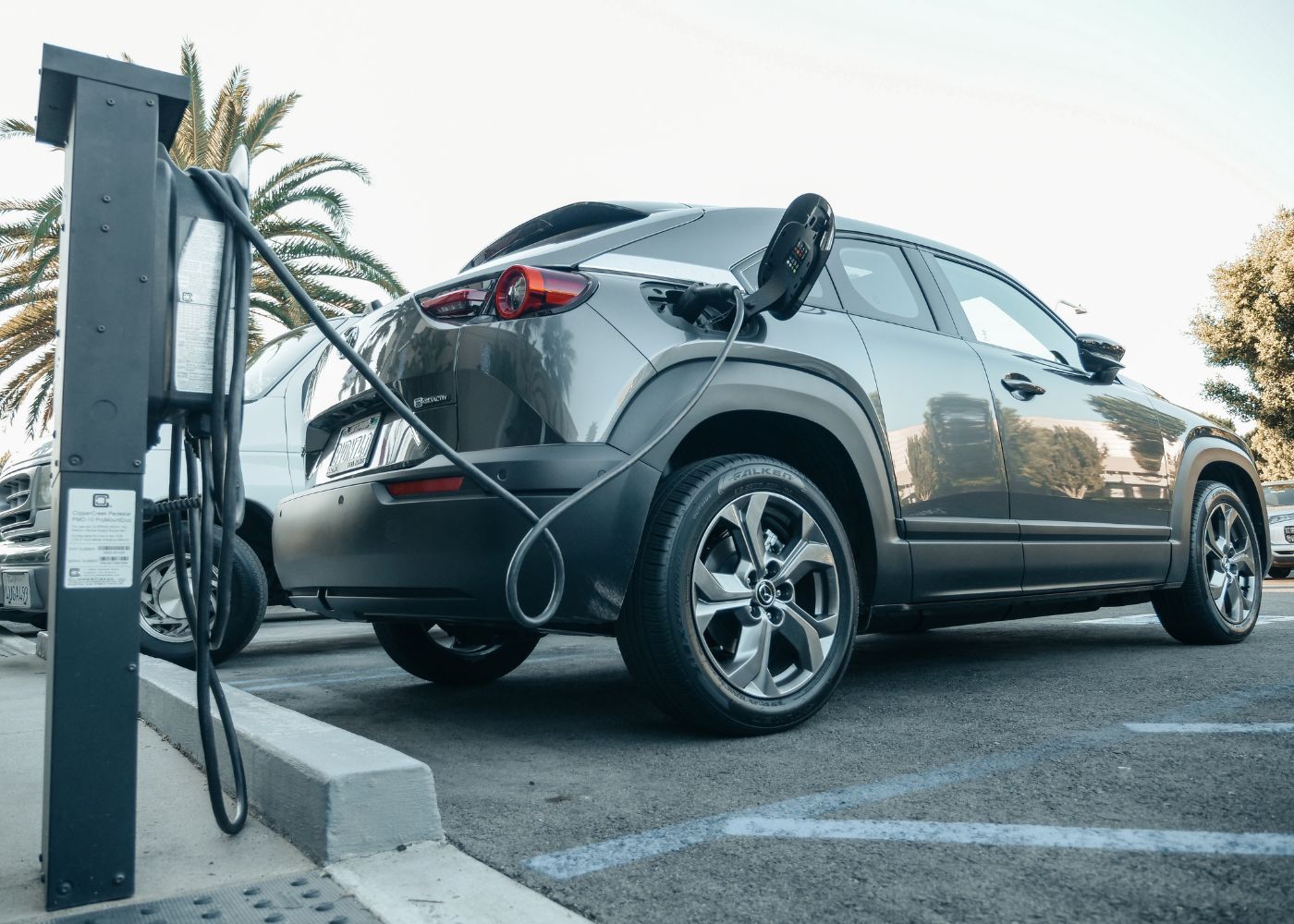 Coche eléctrico SUV en estación de carga para tener un combustible renovable a futuro