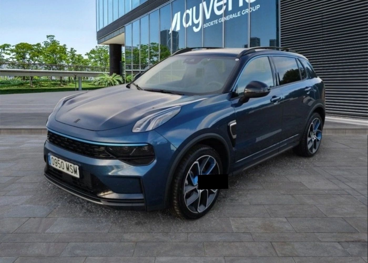 Nuevas marcas de coches para 2026, con modelo de Lynk & Co 01 en tono azul oscuro