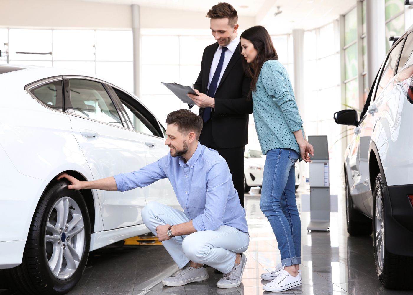 Comprador revisando coche de segunda mano antes de cerrar la venta